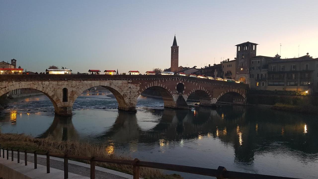 Palazzo Ponte Pietra Apartment Verona Exterior foto